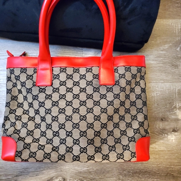 ***Sold Via Vestiarie Collective Platform **** Authentic Gucci - Picture 3 of 14